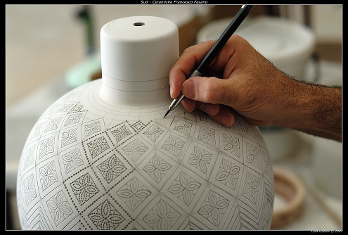 Sgraffito pottery: Francesco Fasano at work