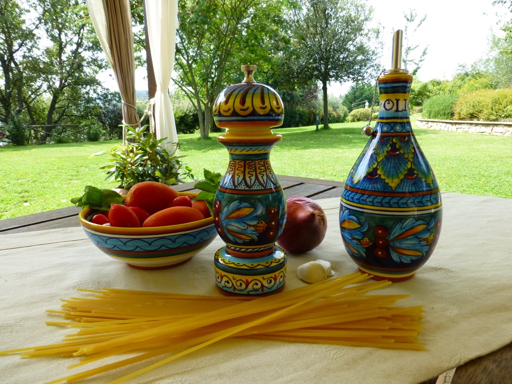 Deruta pottery: Eugenio Ricciarelli's new tableware accessories