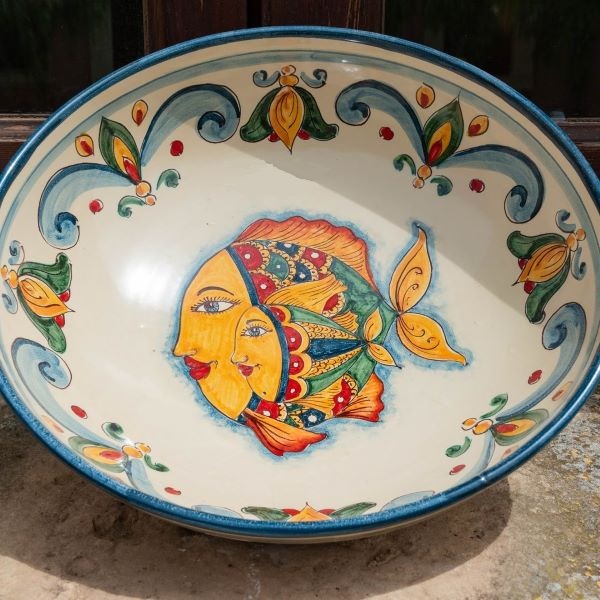 Sicilian hand-painted bowl with fish by Ceramiche Sofia, Caltagirone Sicilian hand-painted bowl with fish by Ceramiche Sofia, Caltagirone